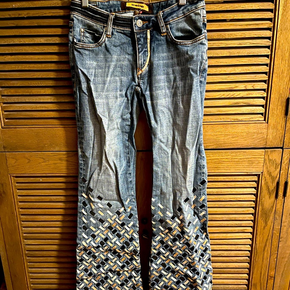 Beautiful BEBE ribbon embroidered jeans